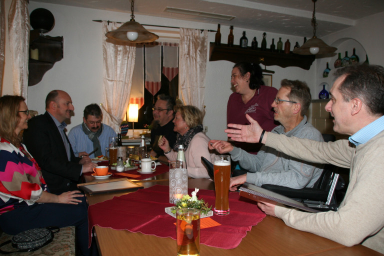 Engagiert diskutierte SPD-Bundestagsabgeordneter Bernd Rützel mit den Mitgliedern des SPD-Ortsvereins Arnstein und den gekommenen Bürgern bei „Brotzeit und Bier“ über bundes- und lokalpolitische Themen.